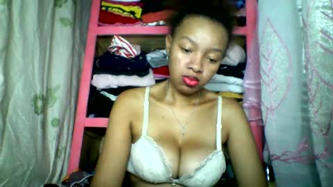 Snapshot of rayana_69 chatting on June 15, 8:49 am rayana_69 online show from June 15, 8:49 am