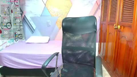 Snapshot of raylin_escobar chatting on June 9, 6:41 pm raylin_escobar online show from June 9, 6:41 pm