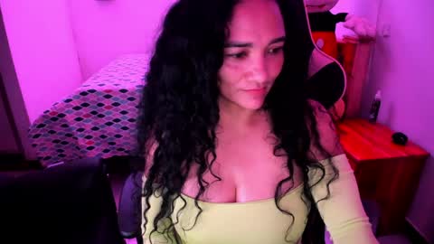 Snapshot of rayza_mature_ chatting on June 6, 4:33 pm Danna online show from June 6, 4:33 pm