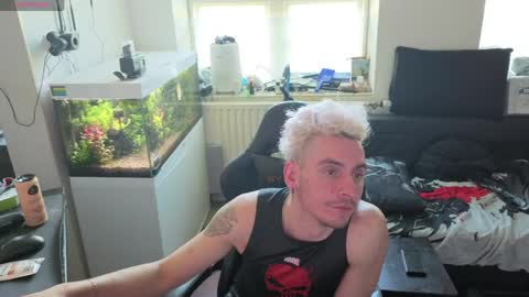 Rayzel online show from April 25, 2:36 pm