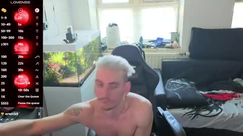 Rayzel online show from April 28, 2:33 pm