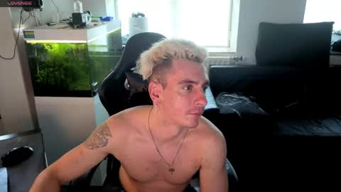 Rayzel online show from May 23, 4:33 pm