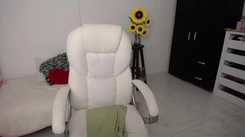 Snapshot of rebeca_milf chatting on January 10, 2:04 am REBECA online show from January 10, 2:04 am