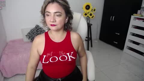 Snapshot of rebeca_milf chatting on February 11, 11:43 am REBECA online show from February 11, 11:43 am