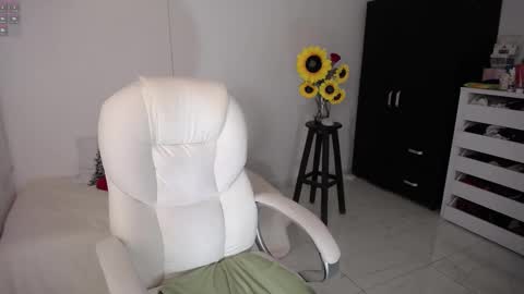Snapshot of rebeca_milf chatting on March 9, 12:31 am REBECA online show from March 9, 12:31 am