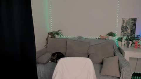 Mia online show from September 20, 7:42 am