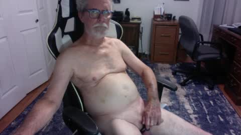 Snapshot of redbud3075 chatting on May 20, 3:45 am Daddy G online show from May 20, 3:45 am