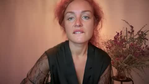 reddgirll online show from October 11, 9:35 pm