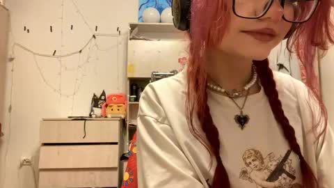 Snapshot of redheadcatxd chatting on April 4, 10:07 pm Eva online show from April 4, 10:07 pm