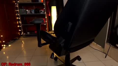 Snapshot of redrum_696 chatting on December 29, 4:27 am Red online show from December 29, 4:27 am