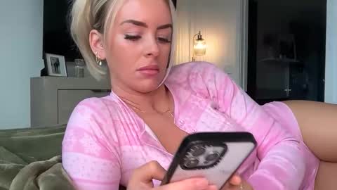 Snapshot of reecemariexx chatting on February 25, 5:00 pm reecemariexx online show from February 25, 5:00 pm