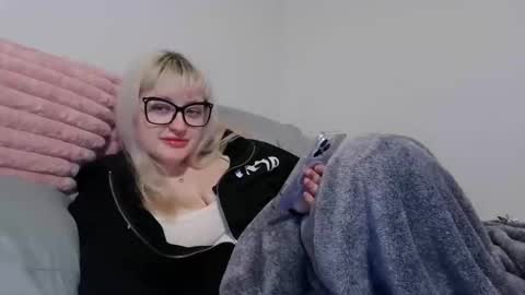 reiannmay online show from November 19, 4:23 am