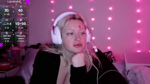 Snapshot of reiannmay chatting on April 1, 2:12 am reiannmay online show from April 1, 2:12 am