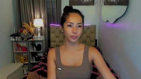 Snapshot of reighnempress chatting on January 19, 2:36 am reighnempress online show from January 19, 2:36 am