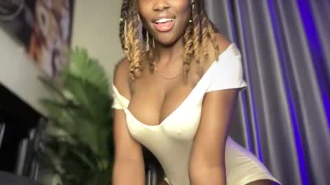 reina77xo online show from May 6, 5:07 pm