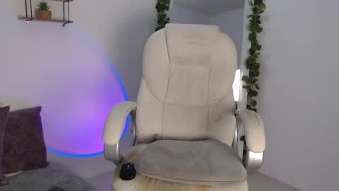 Snapshot of rem_evans chatting on December 5, 2:09 am Erika online show from December 5, 2:09 am