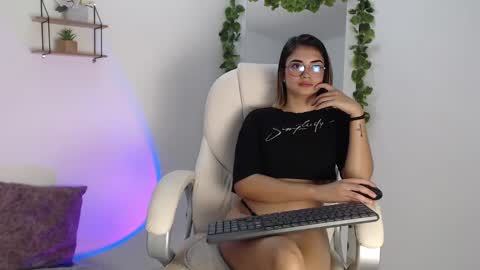 Snapshot of rem_evans chatting on December 8, 12:51 am Erika online show from December 8, 12:51 am