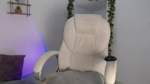 Snapshot of rem_evans chatting on December 10, 2:48 am Erika online show from December 10, 2:48 am