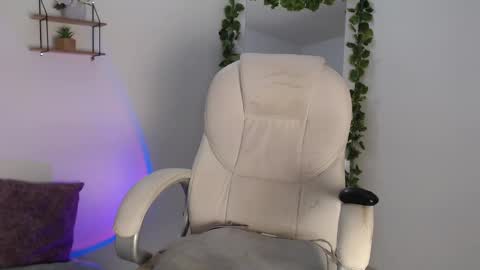 Snapshot of rem_evans chatting on December 11, 3:02 am Erika online show from December 11, 3:02 am