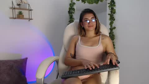 Snapshot of rem_evans chatting on December 15, 6:40 am Erika online show from December 15, 6:40 am