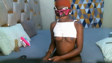 remmyqueen online show from April 21, 1:42 am