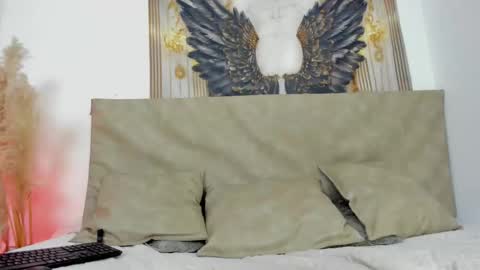 Snapshot of remy_flux chatting on February 21, 9:32 pm Laura online show from February 21, 9:32 pm