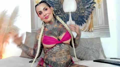 Snapshot of remy_flux chatting on September 19, 11:49 pm Laura online show from September 19, 11:49 pm