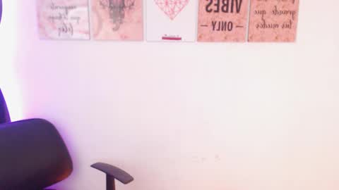 Snapshot of renata_ruiz chatting on February 21, 3:23 am online show from February 21, 3:23 am