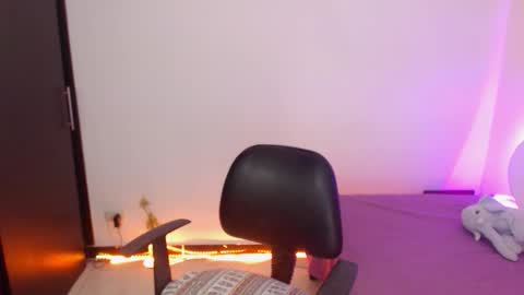 Snapshot of renata_ruiz chatting on October 17, 3:42 am online show from October 17, 3:42 am