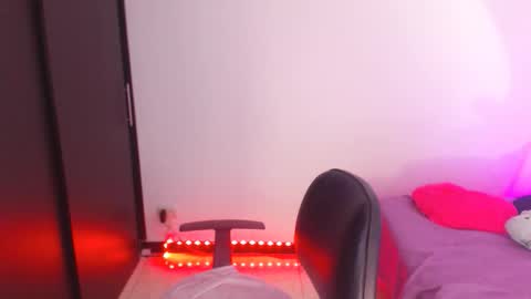 Snapshot of renata_ruiz chatting on December 22, 3:03 am online show from December 22, 3:03 am