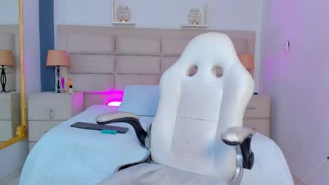 Snapshot of renatamason chatting on December 4, 2:26 pm Renata online show from December 4, 2:26 pm