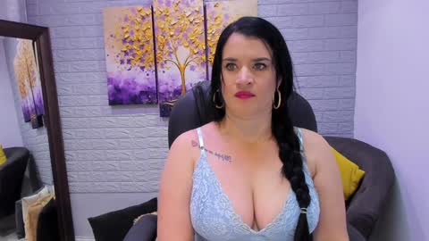 Snapshot of renataruiz_rr chatting on February 8, 12:06 pm      online show from February 8, 12:06 pm