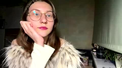 Mia online show from April 22, 4:08 pm