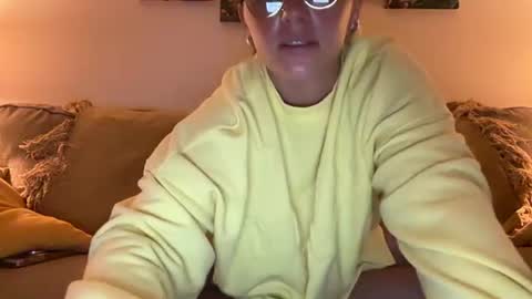 Snapshot of renimoonxo chatting on July 2, 8:31 am renimoonxo online show from July 2, 8:31 am