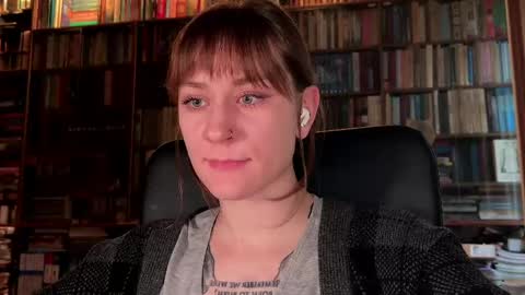 Snapshot of retromarie chatting on May 25, 2:06 am Rie online show from May 25, 2:06 am