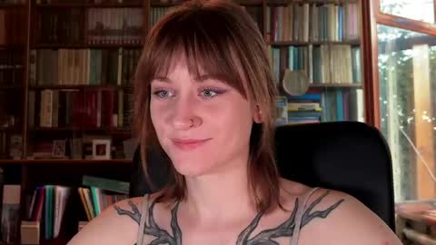 Snapshot of retromarie chatting on June 3, 2:25 am Rie online show from June 3, 2:25 am