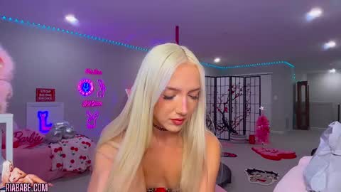 Snapshot of riababe chatting on September 19, 3:52 am ria  online show from September 19, 3:52 am