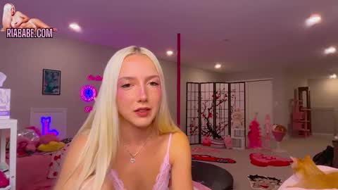 Snapshot of riababe chatting on November 18, 3:23 am ria online show from November 18, 3:23 am