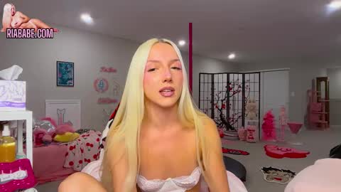 Snapshot of riababe chatting on November 25, 3:50 am ria online show from November 25, 3:50 am