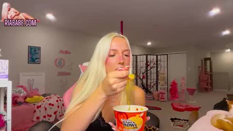 Snapshot of riababe chatting on November 27, 3:52 am ria online show from November 27, 3:52 am