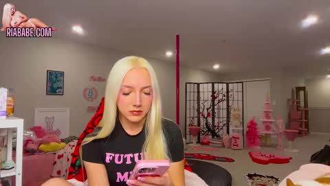 Snapshot of riababe chatting on December 5, 3:48 am ria online show from December 5, 3:48 am