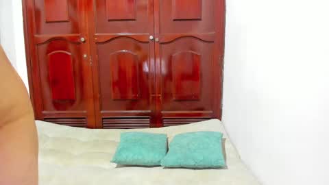 Snapshot of rich_horrny_18 chatting on December 19, 4:45 am ronald and victoria online show from December 19, 4:45 am