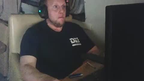 Snapshot of richardd110011 chatting on May 24, 2:05 am richardd110011 online show from May 24, 2:05 am