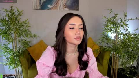 Layla online show from April 4, 1:04 am