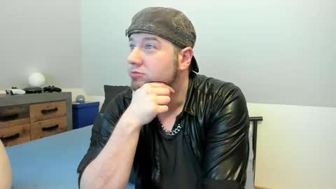 rlplover9 online show from October 18, 4:30 pm