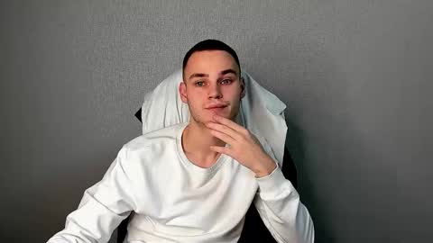 robert10211 online show from December 1, 6:24 pm