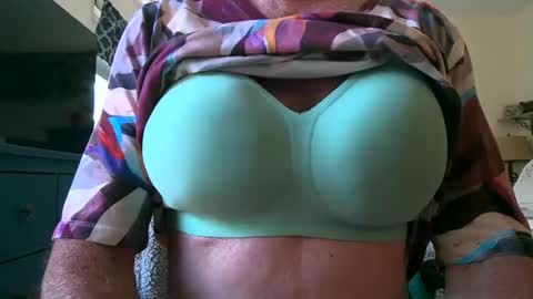 Snapshot of robert45556 chatting on October 20, 7:03 pm robert online show from October 20, 7:03 pm