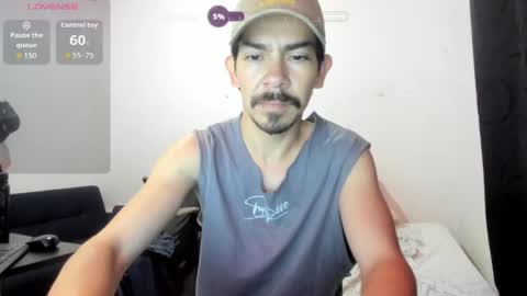 Snapshot of robindominique chatting on May 23, 1:44 am Robin online show from May 23, 1:44 am