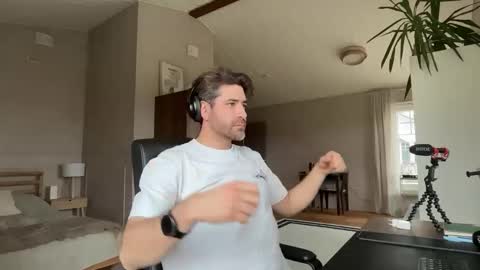 Roger Sterling online show from April 25, 9:34 am