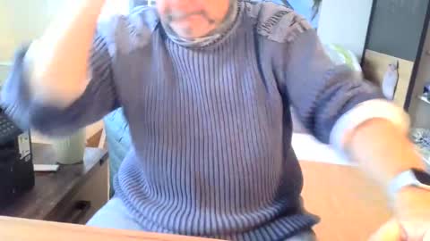 Snapshot of rolandloser1000 chatting on January 27, 12:48 pm rolandloser1000 online show from January 27, 12:48 pm